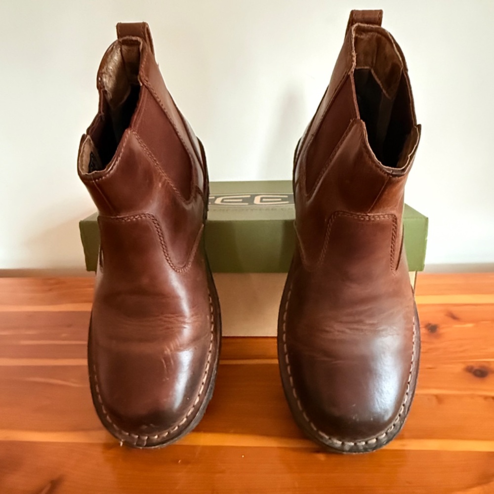 KEEN "Tyretread" Chelsea, slip-on boot Size 9.5 US.